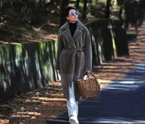 50岁女人别总穿打底裤,学学日本主妇的穿搭,减龄又显气质