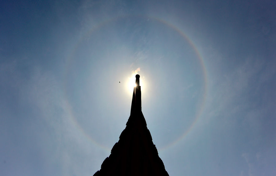 太阳“晕圈” 云南多地出现日晕景观（组图）