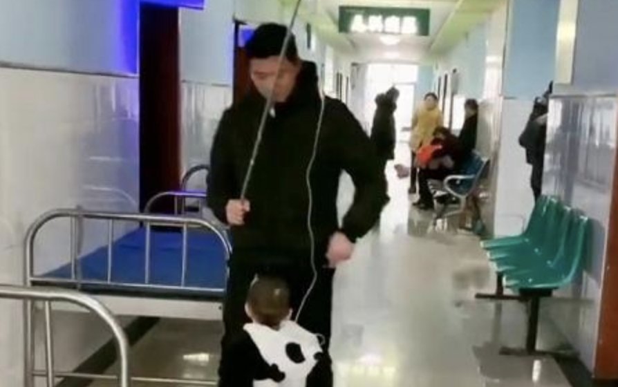 萌娃|“霸气萌娃”在医院走红,双手交叉视察工作,网友:领导范十足
