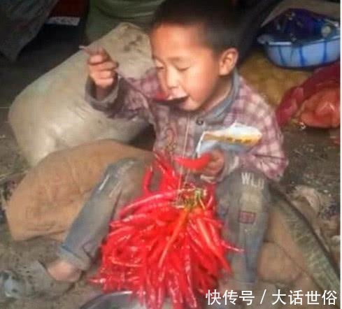 我们的生活|爸爸去世妈妈离开家, 5岁男孩自生自灭, 不会做饭吃生食物!