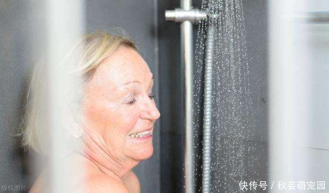 什么时间刷牙,泡脚,散步洗澡好?老年人养生,把握4个黄金时间