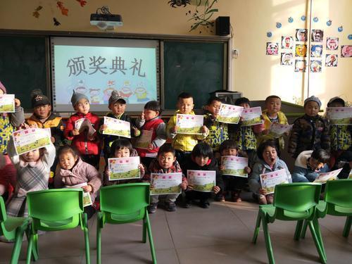 孩子|孩子领回一张奖状,看清上面字后,宝妈怒了:这不是坑娃不识字吗