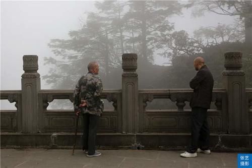 峨眉山上有一群猴，天不怕地不怕的山大王，常年横行霸道欺负游客