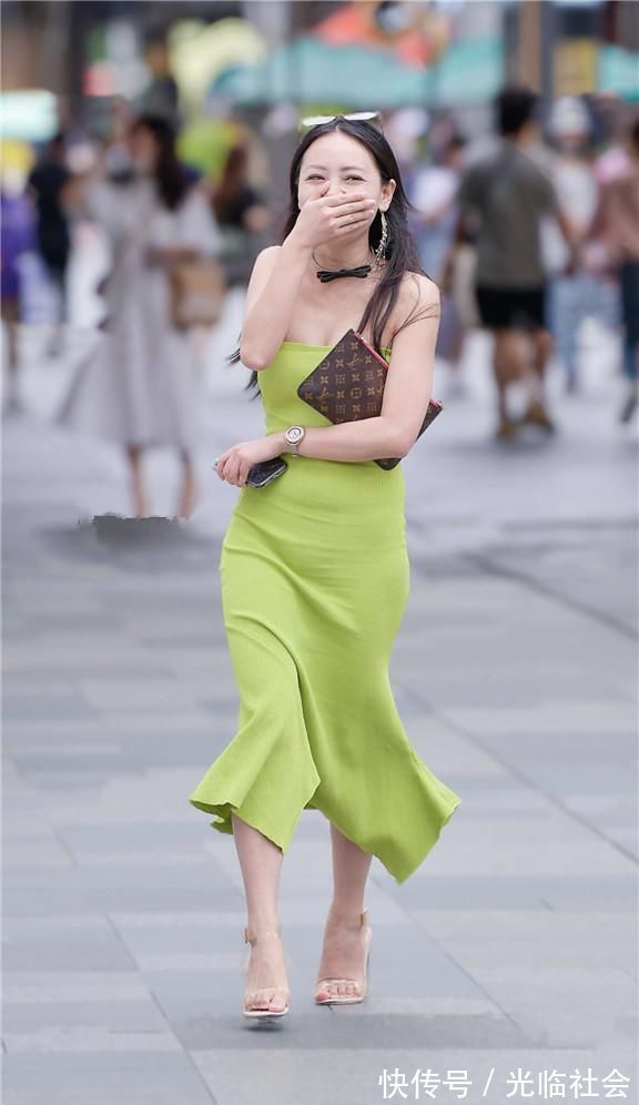 街拍 这款连衣裙颜色新颖,穿上后美丽大方楚楚动人