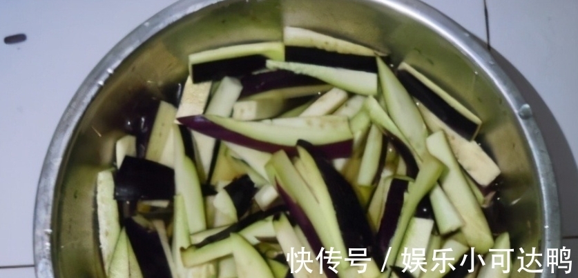 烧茄子|烧茄子时,最忌直接放油开始炒!大厨教你一招,茄子不发黑不吸油