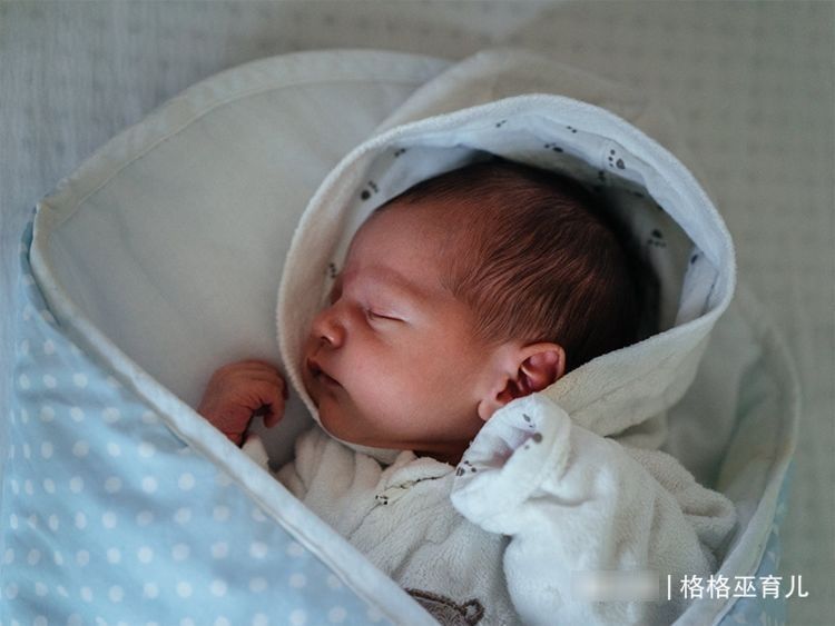 宝宝|新生儿采用什么样睡姿,对宝宝最好,为什么呢?
