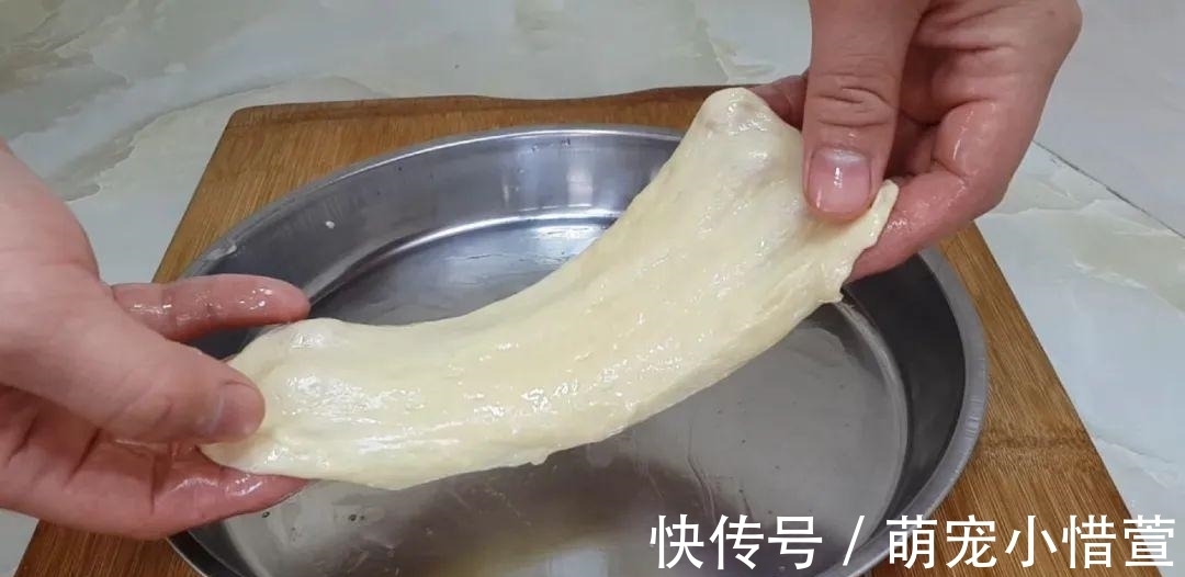 2个鸡蛋，3勺面粉，不用擀面，做出创意油炸饼，比吃油条还过瘾！