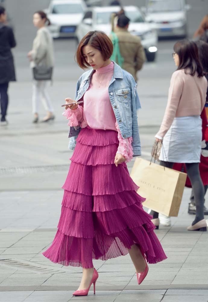 长裙 重庆街拍,蓝色牛仔外套搭配粉色荷叶边长裙,清新文艺显气质