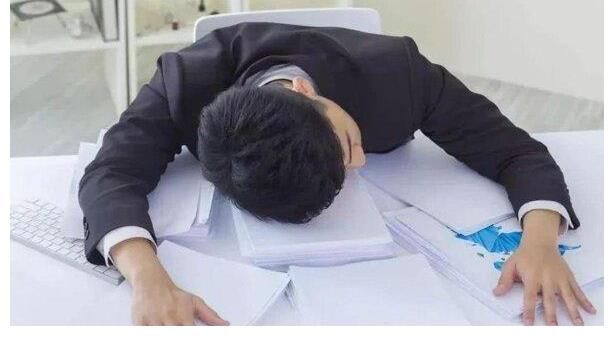 年轻人|躺平VS不会吧，白岩松惹怒全网的背后，是年轻人“希望”的茫然和无力“挣扎”的生活