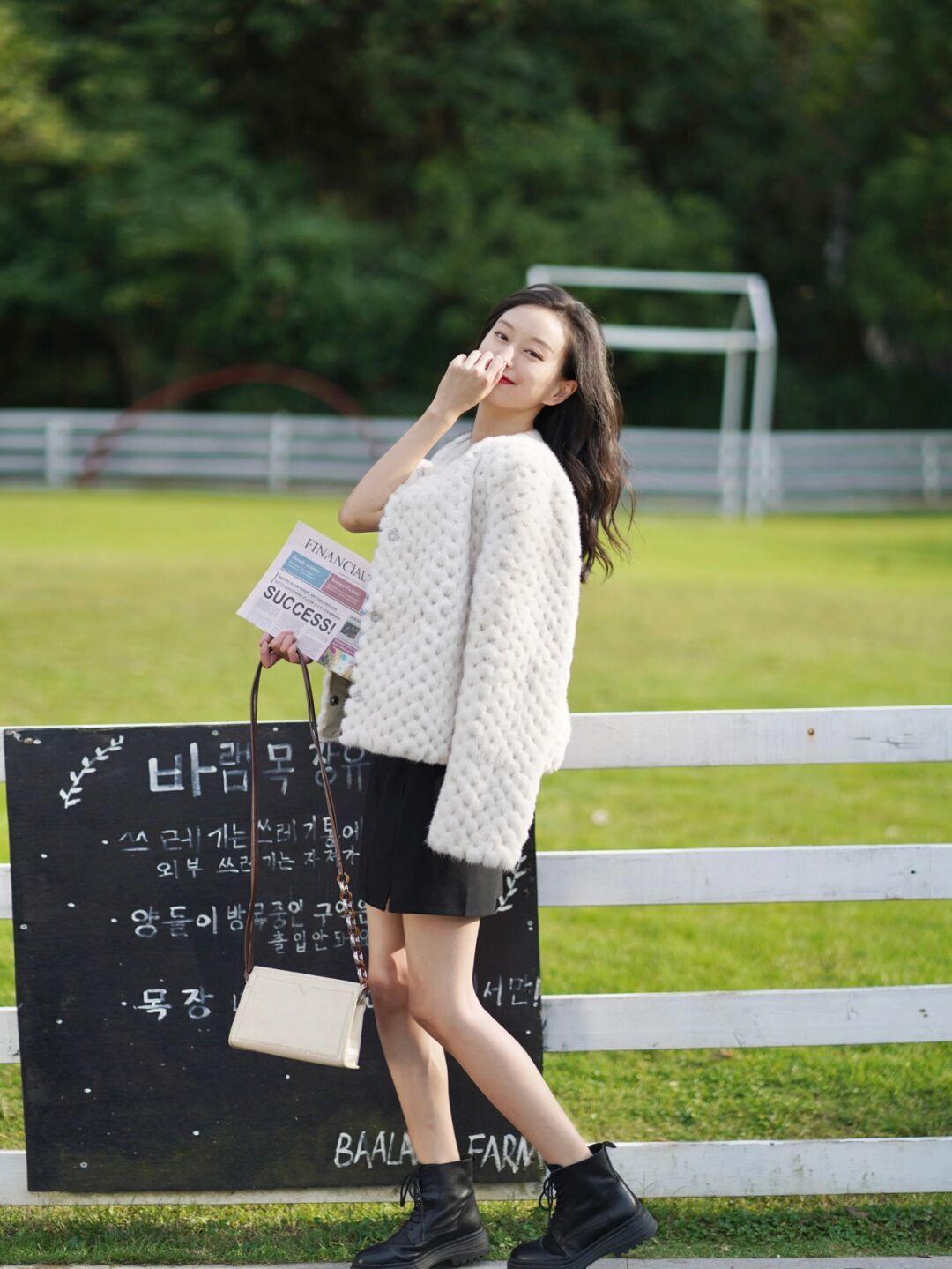 黑色 冬天怎么穿才经典洋气?选择“黑+白”基础色搭配,照着穿都很美