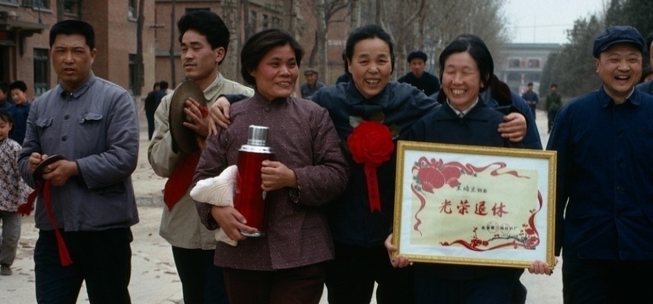 那个年代$70年代罕见的老照片:胸前佩戴大红花是荣耀的象征,老师在课堂教授古诗