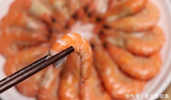 吃虾到底要不要去虾线60岁老渔民告诉你答案，很多人都被误导了