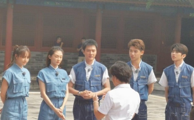 难以置信|网友偶遇蔡徐坤热巴录节目,没了美颜滤镜后,颜值让人难以置信!