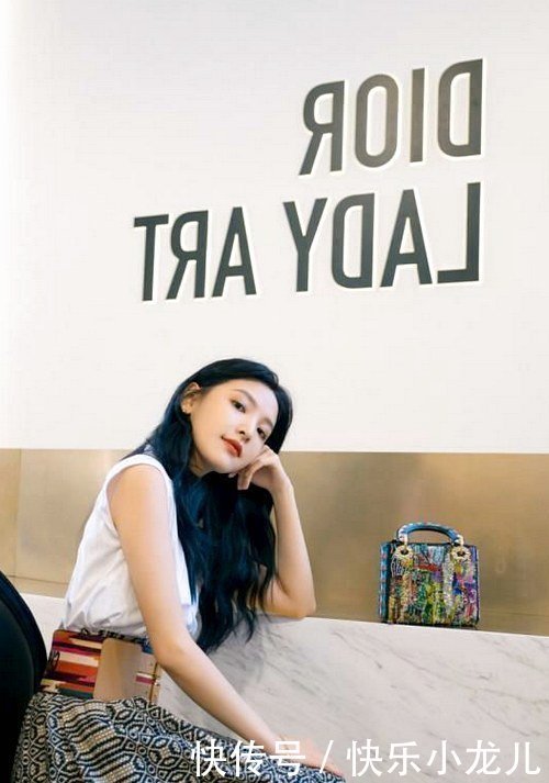 衬衫|薄纱衬衫配高腰A字裙清新时髦,回头率爆表