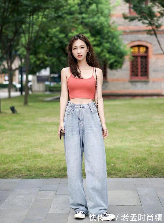 穿搭|路人街拍,高腰的牛仔短裤搭配黑色短袖上衣,时髦又别致