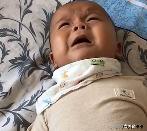 宝宝|宝宝睡醒后没看到妈妈,边哭边喊“妈妈”,声音听起来让人揪心