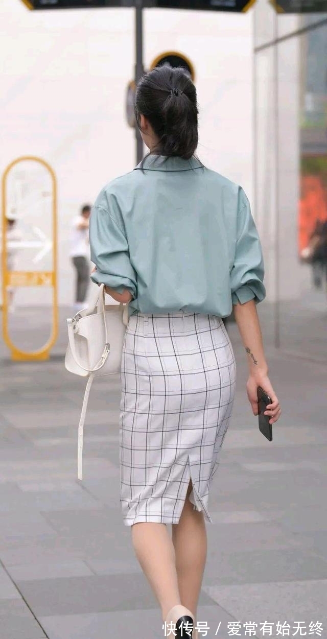 半身裙 灰绿色衬衫搭配白色格纹半身裙,基础款单品简单易搭,谁都能穿