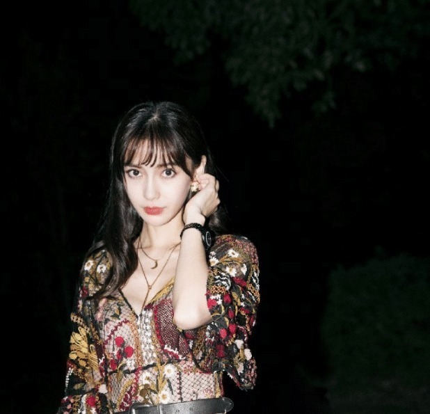 脱鞋 baby挑战“高跟拖鞋”,鞋子不顾脚后跟,走路只能靠驱!