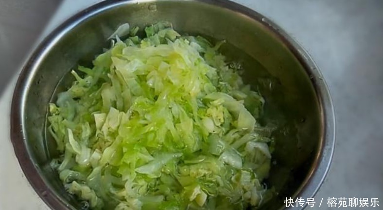  开胃|一个比手撕包菜还好吃的做法，开胃又爽口，上桌就光盘！
