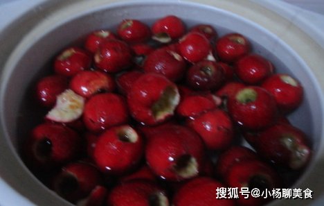 可口|入秋后山楂便宜，买3斤在家做山楂糕，酸甜可口，再也不用买着吃