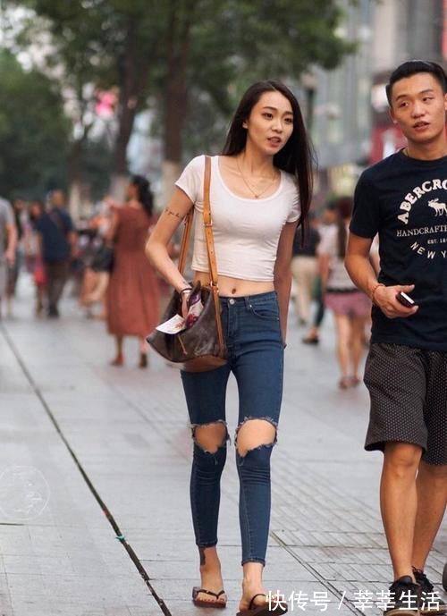 小姐姐|时尚小姐姐穿经典紧身牛仔裤，休闲舒适又时尚，不失元气活力