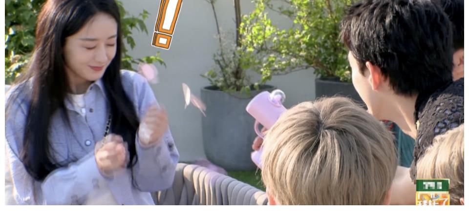 拜托了冰箱|赵丽颖录节目沉默寡言状态差,何炅耿直提醒:麻烦偶尔说几句话