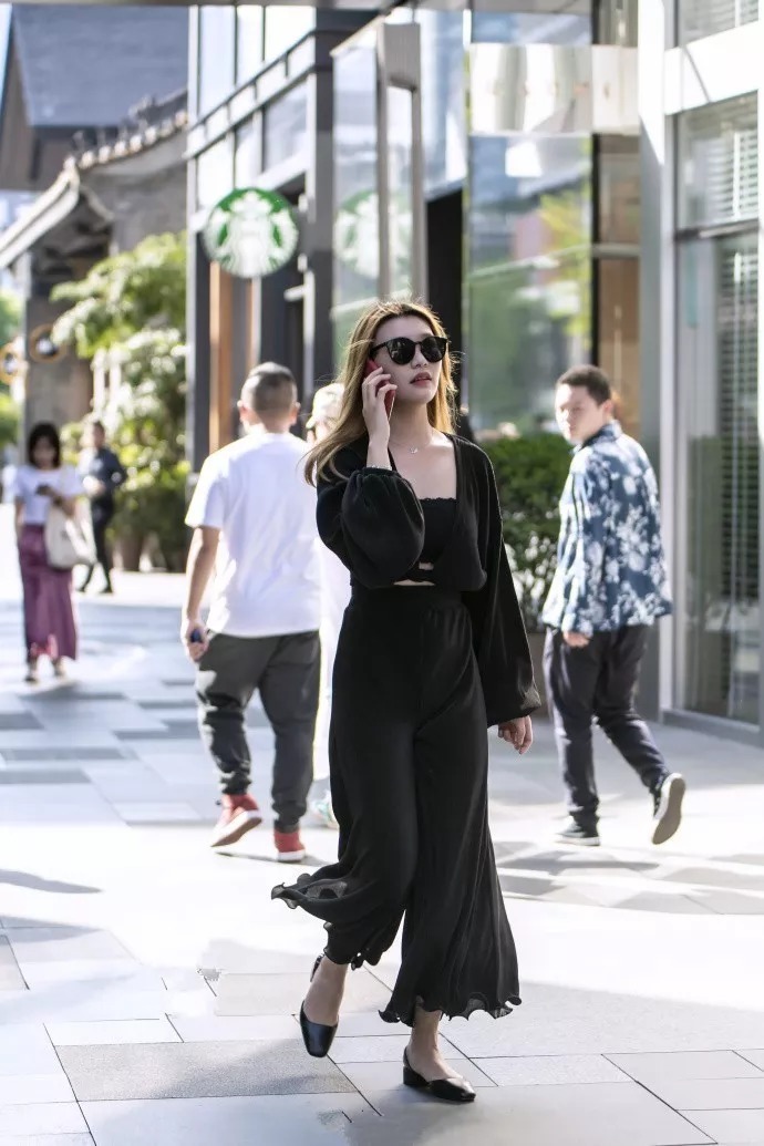 搭配高跟鞋出街，总能给女生带来更高的回头率