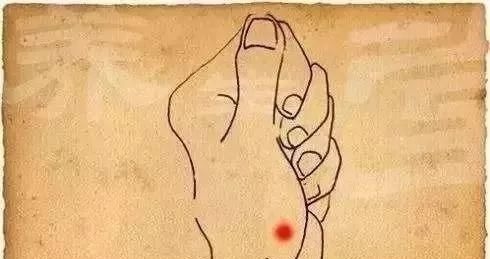 高血压|这才叫神医按一个地方,颈椎就不疼了快学学吧~