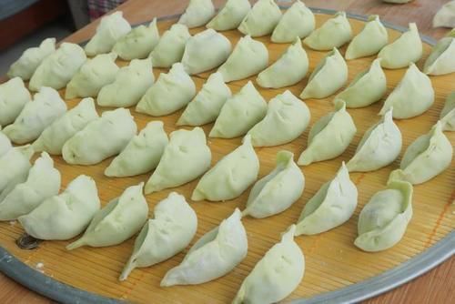 好吃|夏天,遇到此菜别手软,2块钱一斤,用它来包饺子,特好吃