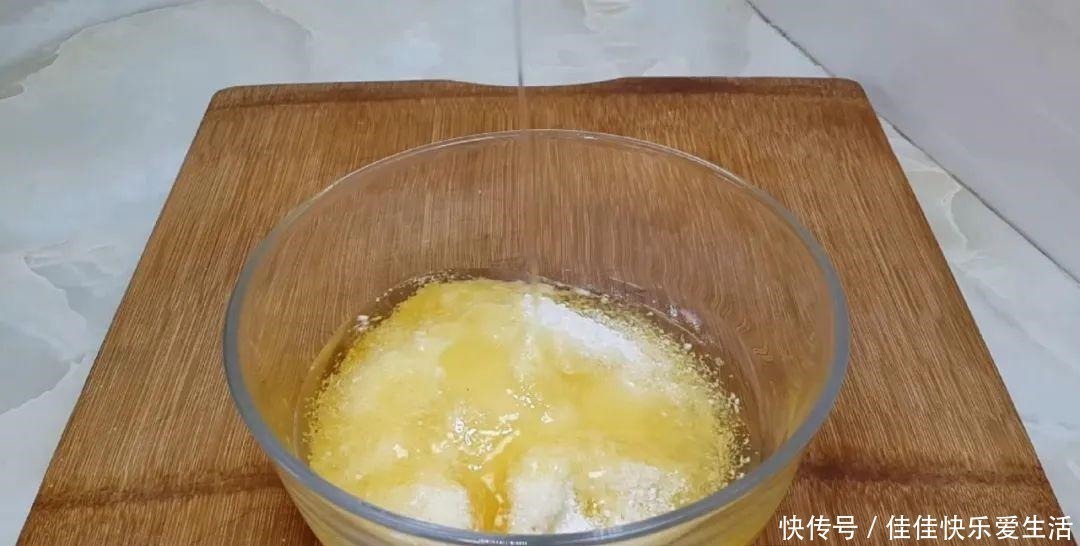 好吃|面粉别蒸馒头了,加2个鸡蛋,个个蓬松暄软,比面包简单好吃