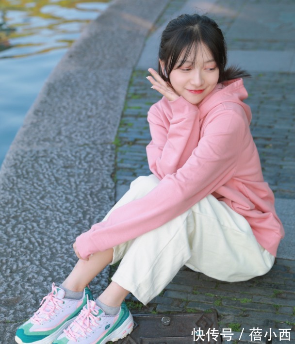 休闲 卫衣不知道怎么穿?试试经典的浅粉色,少女感很强,出街也美美哒