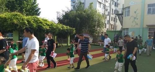 孩子|爸爸第一次接娃遭“滑铁卢”，被怀疑是人贩子，宝爸：我真是亲爹