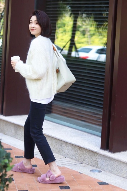 下图 今年流行“毛衣+牛仔裤”,不光保暖舒适,普通人穿了简约又洋气