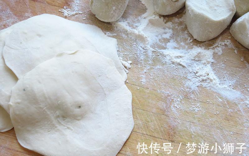 面食我家就爱这样做,馅料鲜美营养,外壳金黄焦香,总吃不够