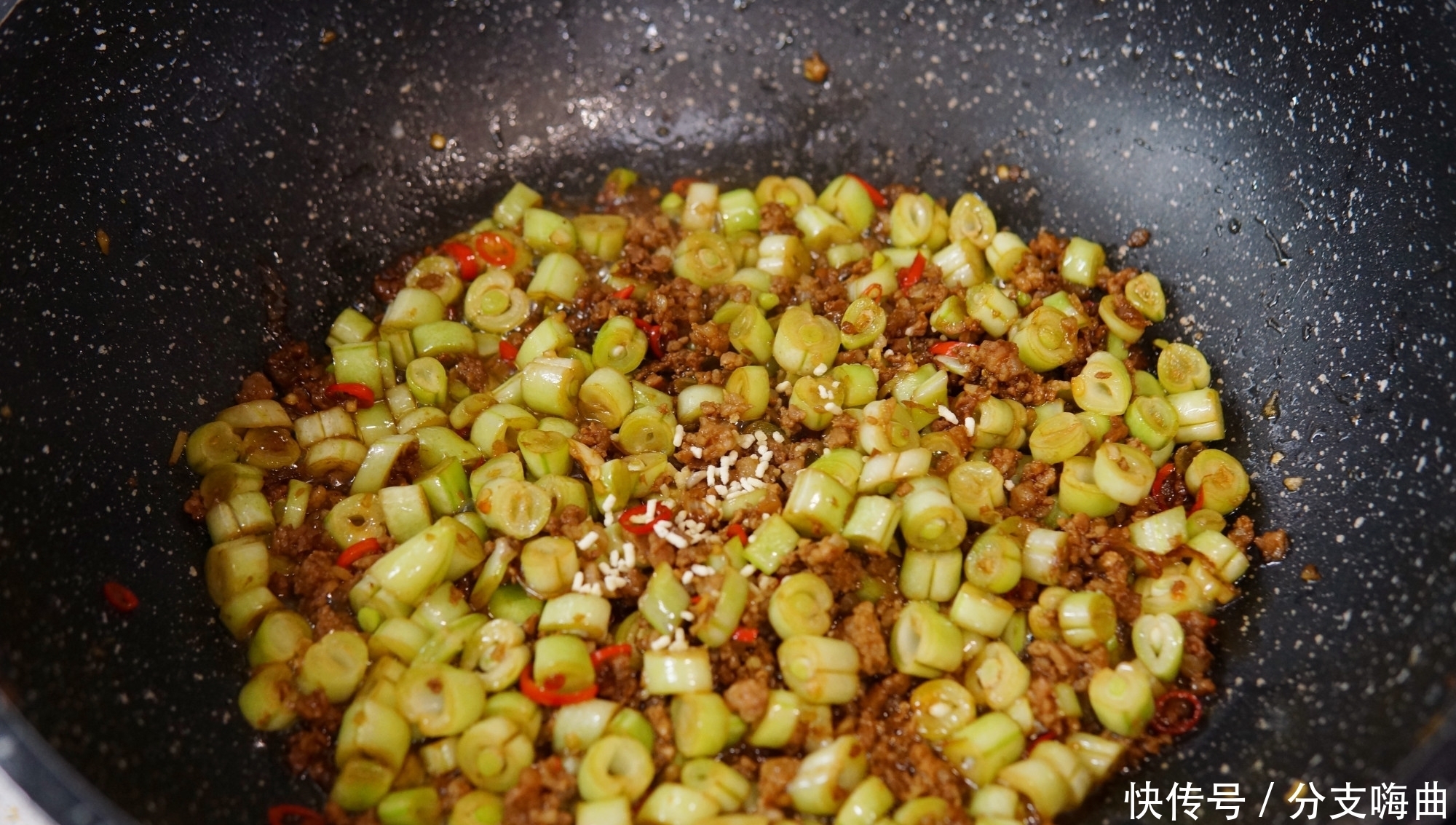 一两个人“就地过年”,教你用这2样做道下饭菜,拌面拌饭都贼香