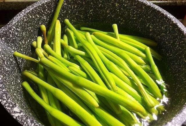吃这7类食物必须先焯水,很多人一直吃错了,别等生病了再改正