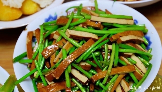 在娘家聚餐,弟媳妇做了一大桌子菜招待,样样都好吃,亲友全点赞