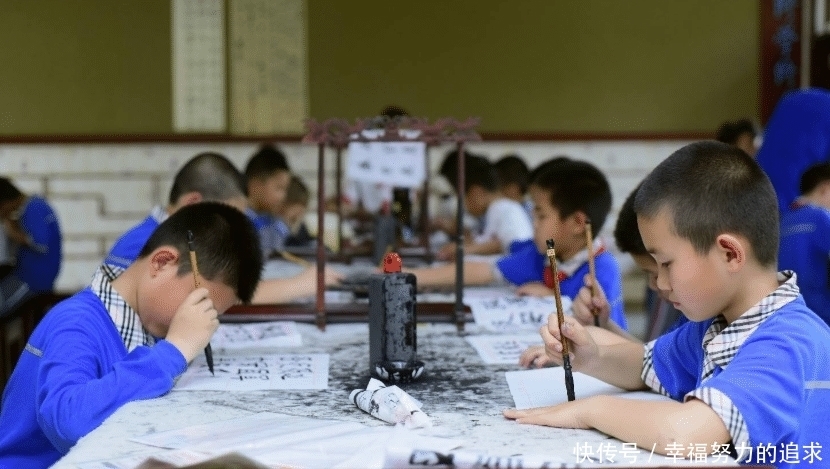 求批|小学生“狂草”字体走红，字迹凌乱，求批卷老师心理承受面积