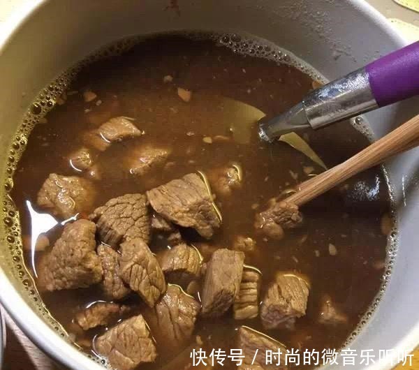 炖牛肉时,有的焯水,有的过油都错了,这样做牛肉才软烂无腥味