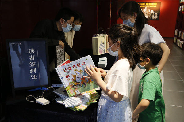 丹·布朗$悬疑大师丹·布朗跨界写童书,《动物狂想曲》讲了怎样的故事?