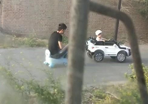 萌娃|“大顽童奶爸”被娃带着玩走红，宝宝：现在的大人可真难带