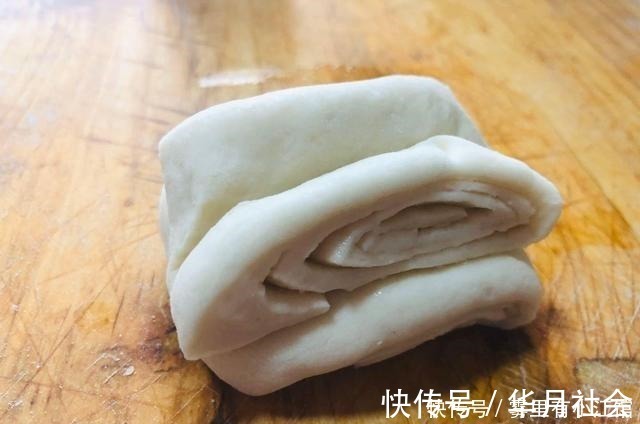 花卷这样做一点不费事,只需一根筷子轻松搞定好看形状,松软好吃