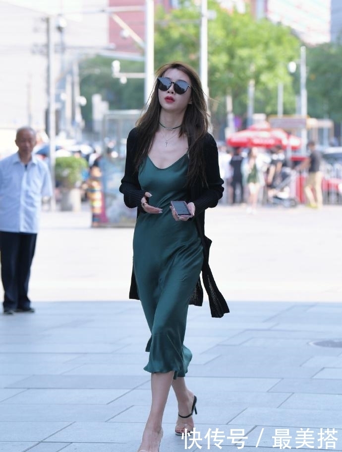 街拍:这几款口碑丝绸吊带裙,如丝般顺滑,带给你不一样视觉盛宴
