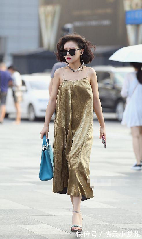 高跟鞋 小姐姐搭配一件白色的落肩上衣，看上去时尚又可爱