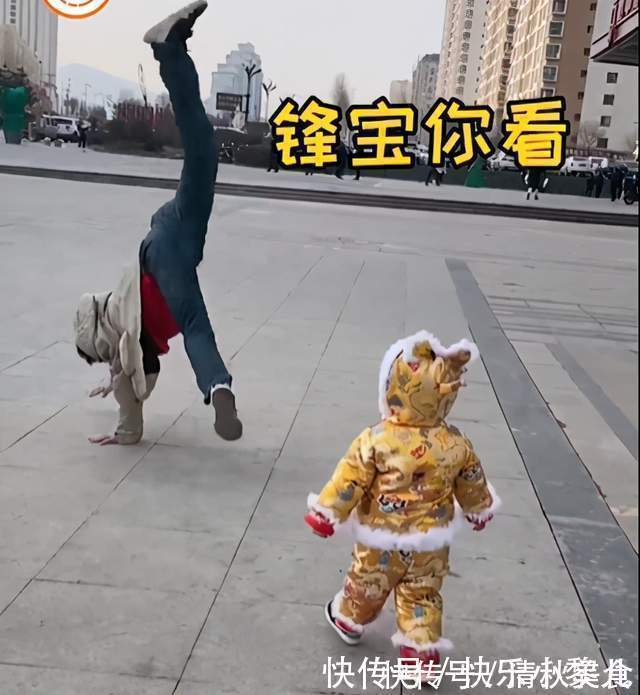 萌娃|广场上爸爸翻跟斗,两岁萌娃模仿成滚地,网友笑翻:孩子真聪明