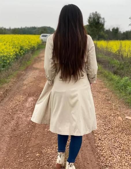 面料的设计|美女一身时髦的打扮,来野外拍照就是为了秀身材吗