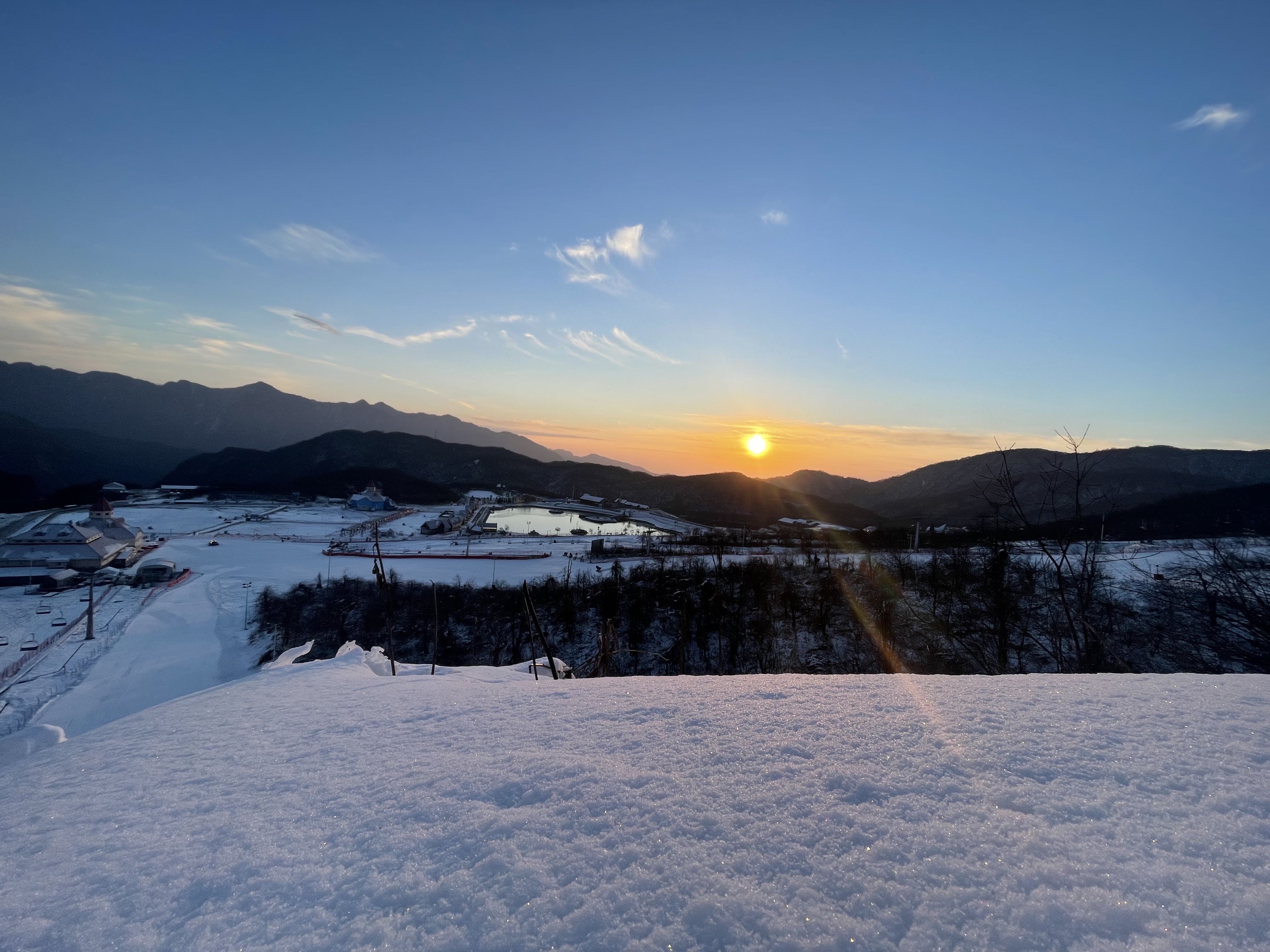 西岭雪山景区|成都今年最冷的时候将至，西岭雪山滑雪场本周末开放滑雪