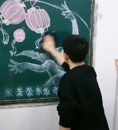 黑板!美术生黑板手绘“冰雪女王”,看到他直接擦掉后,网友:你完了!