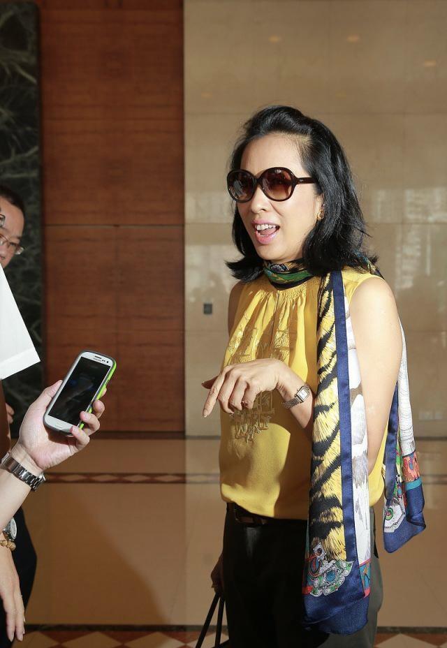 朱玲玲颜值高气质更高，穿无袖上衣搭配九分裤漂亮大气，身材傲人