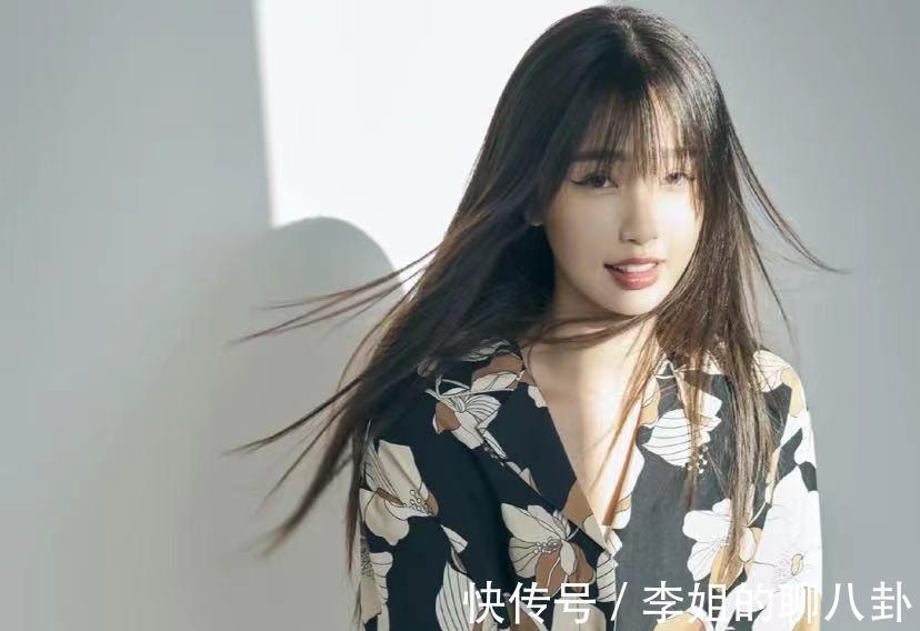 直发|普通女生脸上有3个特点,很适合微卷发,都不用去做发型了